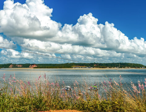 Praia do Gunga is among the most beautiful beaches in Brazil, it is a true postcard of Alagoas, located just 35 minutes from the capital, it tops the list of the most popular destinations in the north