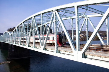 鉄橋を通る電車