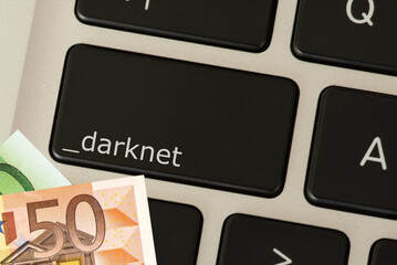 Computer, Darknet und Euro Geldscheine