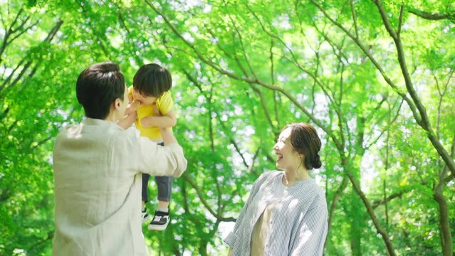 新緑の中、愛情を育む家族	
