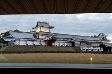 夕暮れ迫る晩秋の金沢城公園・鶴の丸休憩館