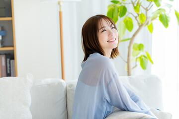 リビングでくつろぐ若い女性