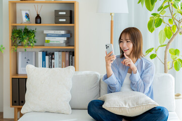 リビングでくつろぐ若い女性