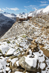 Aufbruch vom Ramolhaus zum Ramoljoch vor dem frisch verschneiten Bergpanorama von Gurgler Ferner,...
