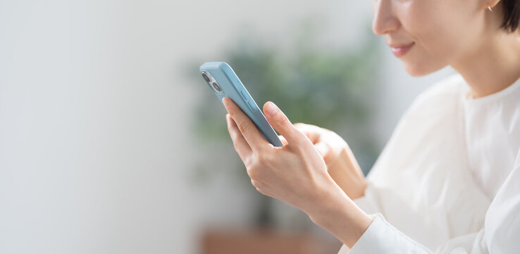スマホを使う女性