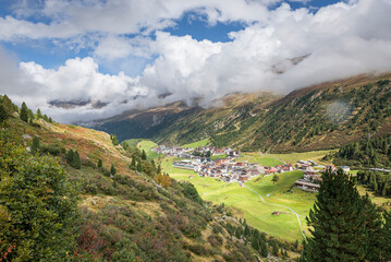 Sonne und quellende Wolken in den Bergen oberhalb Obergurgl in den Ötztaler Alpen im Spätsommer,...