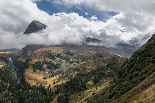 Wolken umspielen die Bergh&auml;nge des Hangerer oberhalb der Zirbenw&auml;lder im Gurgler Tal, &Ouml;tztaler Alpen, Tirol, &Ouml;sterreich