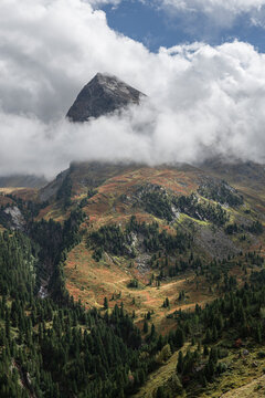 Wolken umspielen die Bergh&auml;nge des Hangerer oberhalb der Zirbenw&auml;lder im Gurgler Tal, &Ouml;tztaler Alpen, Tirol, &Ouml;sterreich