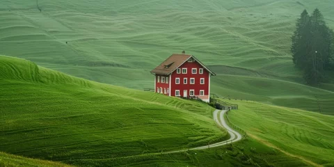 Gordijnen Gran casa rural roja en Suiza, caserón tradicional suizo en el campo, casa roja y hierba verde  © Loktor