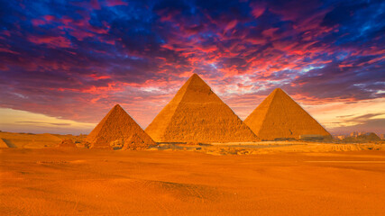 Fototapeta na wymiar ギザのピラミッドの美しい夕景