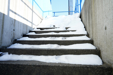 雪を被った階段 北海道の野球場