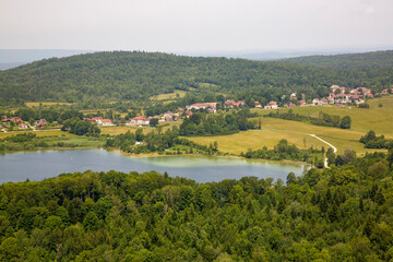 Fototapeta na wymiar Vue sur le lac d'Ilay depuis le belvédère des 4 lacs (Jura, France)