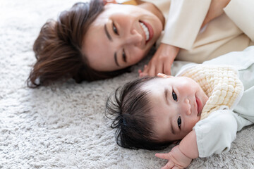 お母さんにあやされる可愛い赤ちゃん