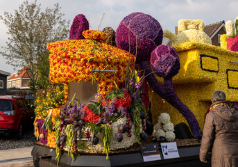 Flowers floats prepared for the evening illuminated Flower Parade Bollenstreek in Noordwijkerhout - obrazy, fototapety, plakaty