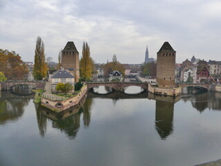 Canaux et maisons typiques &agrave; Strasbourg en automne