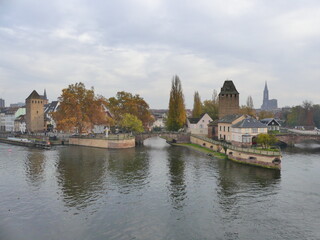 Canaux et maisons typiques à Strasbourg en automne