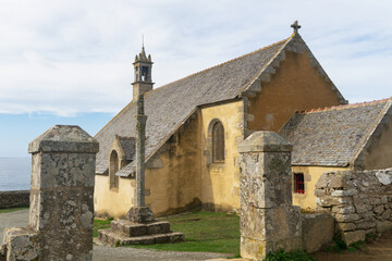 La chapelle Saint-They, face à l'océan à la pointe du Van, surplombe majestueusement le Raz de Sein, offrant un refuge spirituel au cœur d'un paysage marin sauvage et époustouflant.