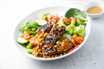 Salmon poke with vegetables and sesame seeds