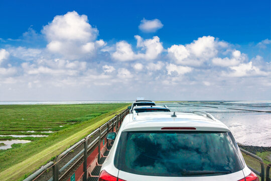 Shuttle mit Kraftfahrzeugen auf dem Hindenburgdamm zwischen Sylt und dem Festland