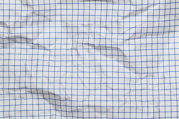 Hoja de papel blanca cuadriculada arrugada de un cuaderno escolar	