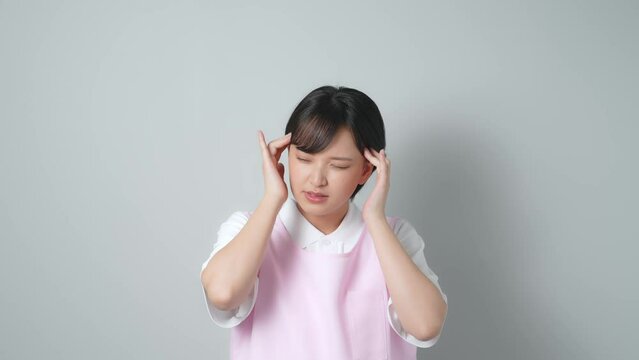 落ち込むエプロンをつけた女性　保育士　介護士