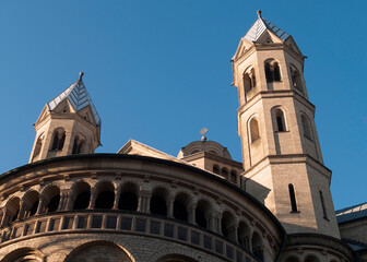 Detail der Kölner Aposteln-Kirche in Köln im Morgenlicht