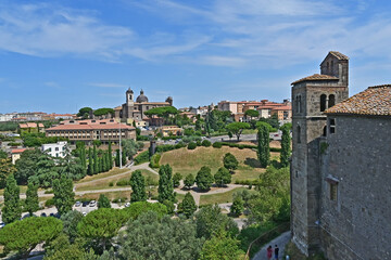Fototapeta na wymiar Viterbo - panorama dalla terrazza del palazzo dei Papi con Chiesa della santissima Trinità - Tuscia Lazio
