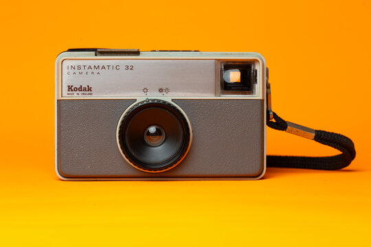 C&aacute;mara Kodak Instamatic 32 de 1972, una de las c&aacute;maras de fotos compactas anal&oacute;gicas m&aacute;s ic&oacute;nicas de los a&ntilde;os 70