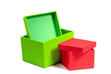Rote und grüne Pappschachtel vor weißem Hintergrund
