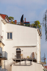 Altes, weisses Wohngebäude, Rückansicht mit Balkon, Bremen, Deutschland