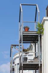 Modernes, weisses Wohngebäude mit Balkon , Bremen, Deutschland, Europa