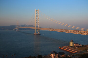 Obraz premium 明石海峡大橋、明石海峡を横断し本州と淡路島を結ぶ、全長3,911m、世界最長の吊り橋。パールブリッジの愛称を持つ