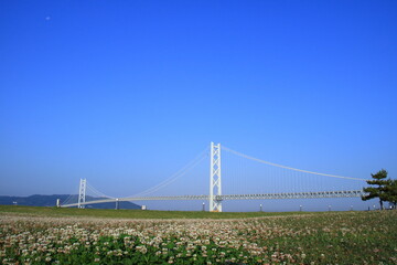 明石海峡大橋、明石海峡を横断し本州と淡路島を結ぶ、全長3,911m、世界最長の吊り橋。パールブリッジの愛称を持つ