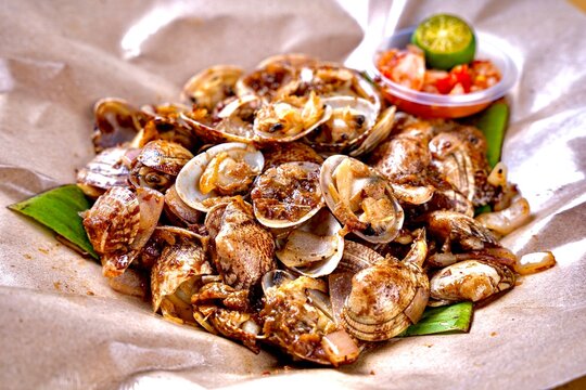 asian fresh wok fried bbq grilled seafood scallop Lala clam with spicy onion chilli sambal sauce lime in banana leaf cafe hotel luxury halal vegan food restaurant banquet menu