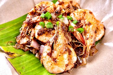 asian fresh wok fried bbq grilled seafood tiger prawn shrimp with spicy onion chilli sambal sauce lime in banana leaf cafe hotel luxury halal vegan food restaurant banquet menu - obrazy, fototapety, plakaty