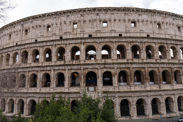 Naklejka premium The Colosseum is a large, ancient building with many arched windows