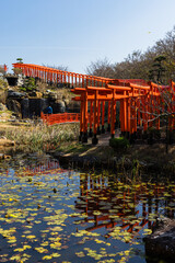 日本　青森県つがる市にある高山稲荷神社の千本鳥居