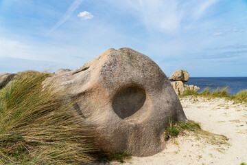 Sur le littoral breton, un rocher aux formes étranges , témoignant de l'érosion créatrice et de...