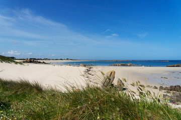 Plage d'Amiets à Cléder, Finistère nord : sable blanc et mer turquoise, un coin de paradis préservé sur la côte bretonne.