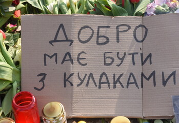 Pappschild auf dem Blumenmeer für Alex Navalny - obrazy, fototapety, plakaty