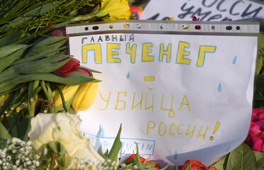 Zettel auf dem Blumenmeer für Alexej Navalny