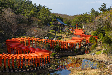 日本　青森県つがる市にある高山稲荷神社の千本鳥居