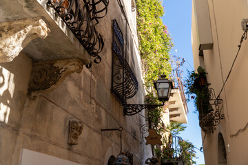 A narrow alleyway with a balcony above it