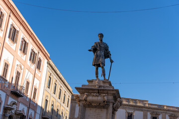 Naklejka premium A statue of a man stands in front of a building