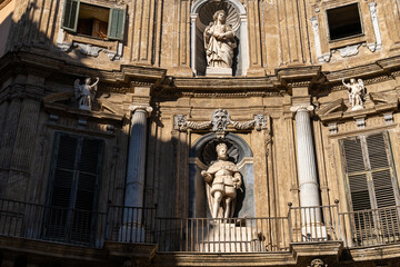 Obraz premium A large building with statues of people on it