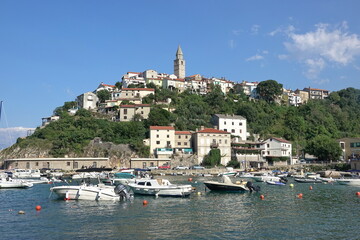 Hafen und Altstadt in Vrbnik, Krk, Kroatien