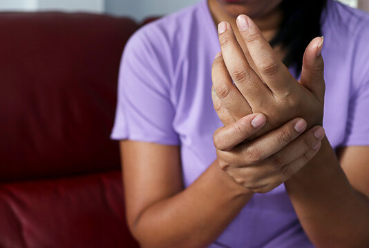 Woman from pain numbness or weakness in the hands The cause of injury is osteoarthritis. Rheumatoid arthritis gout peripheral neuropathy. health care