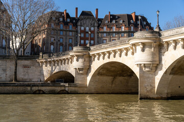Obraz premium A bridge spans a river with a city in the background