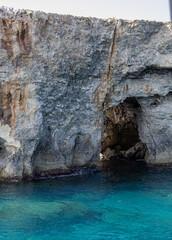 Felswand in form einer Tür mit natürlich türkisem Wasser, klarer Himmel, Comino, Malta