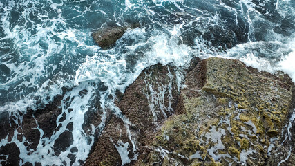 Kleine welle trifft auf stein, Wasser an Küste, top down sicht, Hintergrund bild für Natur